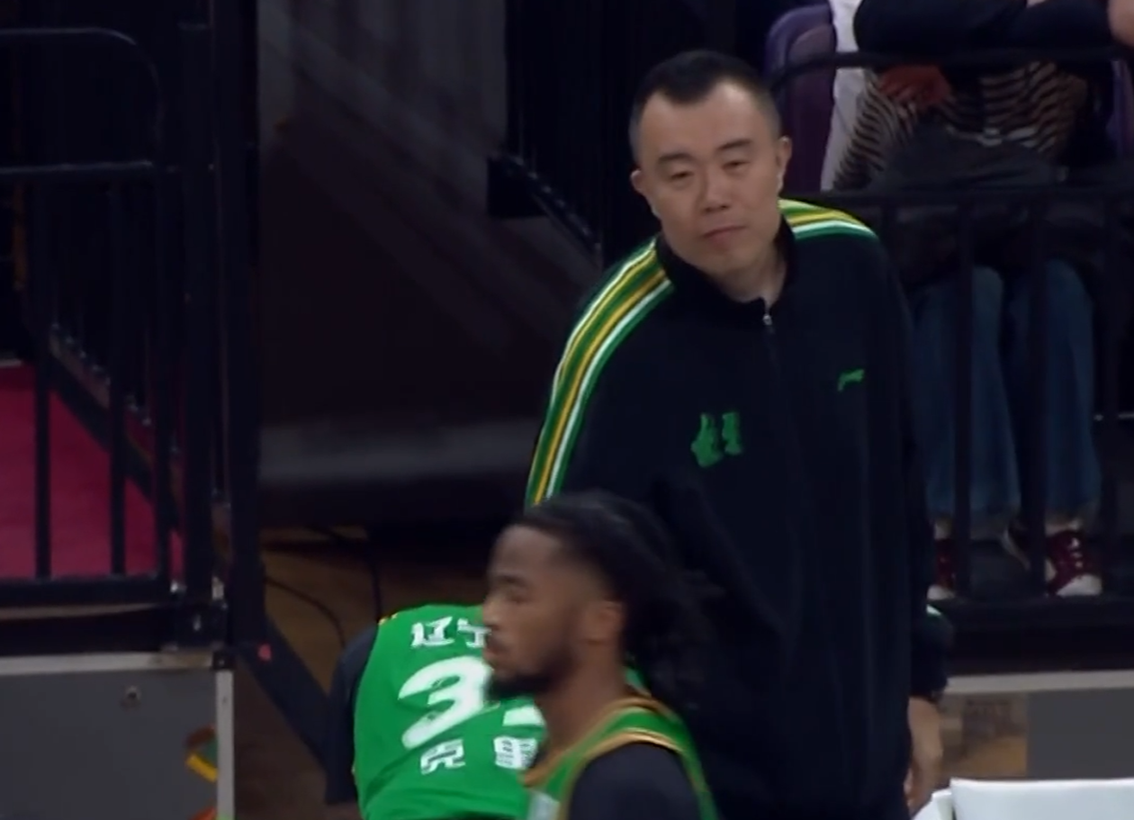 克里斯再闹情绪确实憋屈!不适配五号位,犯满后请求韩德君安慰!